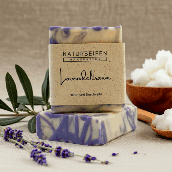 Handgemachte Seife mit Lavendelduft und marmoriertem Design in neutraler Verpackung.