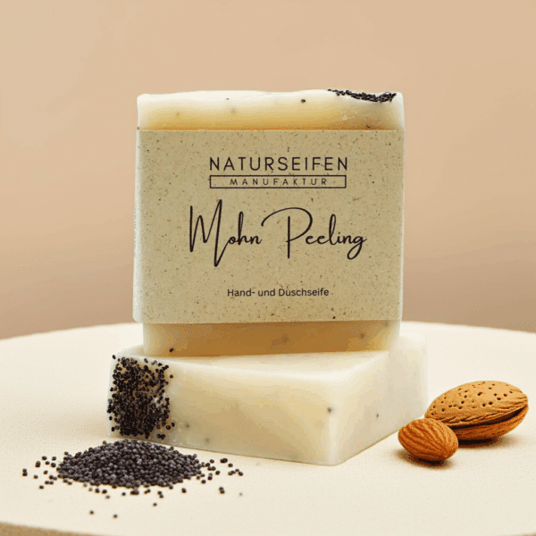 Seifenstück mit Mohnsamen und Mandeln, verpackt mit einem Etikett von Naturseifen Manufaktur.