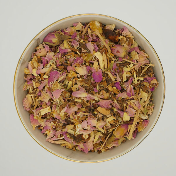 Top view of the incense blend “Winter Magic of the Senses” in a bowl. The blend consists of pink flower petals, pieces of wood and various herbs that are intended to create a warm and inviting atmosphere for the winter time.